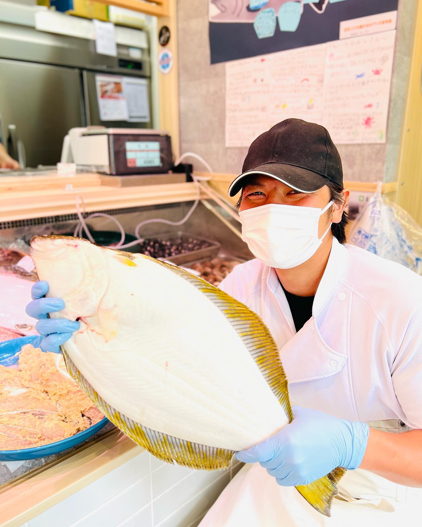 円山うおいち本日のおススメは北海道産のヒラメです暑い日にはレモン🍋をきかせたヒラメのカルパッチョいかがでしょうか？その他、各種お寿司お刺身・太巻きなどご用意しております皆さまのご来店お待ちしております札幌市中央区大通西23丁目2-14TEL 011-633-0501営業時間AM10:00-PM20:00※コロナ感染予防対策で入店の人数制限をさせて頂いております。お待たせする事があるかと思いますが、ご協力お願いいたします。#魚一#うおいち#刺身#刺身テイクアウト#刺身配達#寿司#寿司配達#寿司テイクアウト#円山テイクアウト#札幌テイクアウト#札幌#円山#おうち時間#おうちごはん#美味しいお刺身#美味しいお寿司#魚屋#お魚屋さん