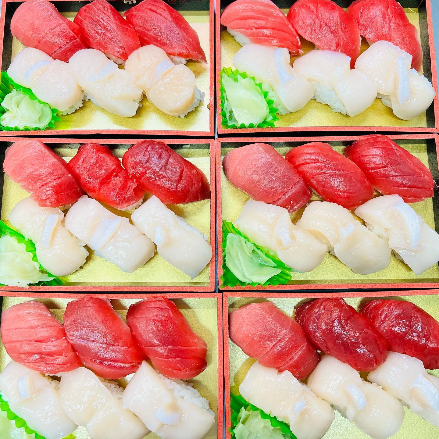 円山うおいち本日のおススメは『マグロとホタテの握り』（880円）ですどちらも、生のものを使用しております️当店大人気の握りを是非ご賞味ください円山うおいち札幌市中央区大通西23丁目2-14TEL 011-633-0501営業時間AM10:00-PM20:00※コロナ感染予防対策で入店の人数制限をさせて頂いております。お待たせする事があるかと思いますが、ご協力お願いいたします。#魚一#うおいち#刺身#刺身テイクアウト#刺身配達#寿司#寿司配達#寿司テイクアウト#円山テイクアウト#札幌テイクアウト#札幌#円山#おうち時間#おうちごはん#美味しいお刺身#美味しいお寿司#魚屋#お魚屋さん